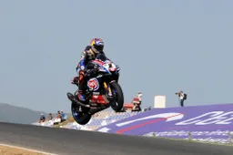 Superbike: Razgatlioglu in decollo è lo scatto dell'anno, ecco chi c'è dietro