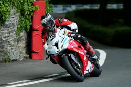 Tourist Trophy: Michael Dunlop ancora al via con Buildbase BMW?