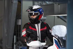 Caberg rinnova e rilancia Tourmax il primo casco adventure che si apre