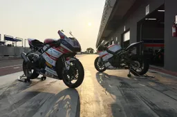 La Triumph Street Triple 765 RS si trasforma in una moto da pista