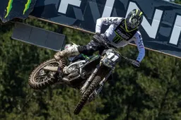 Mikkel Haarup in panchina aspettando la Triumph 450cc Motocross