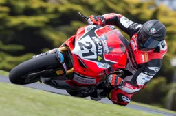 ASBK Phillip Island Gara 1: Troy Bayliss 2° sfiora la vittoria!
