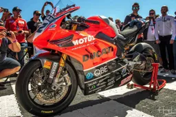 Troy Bayliss svela la sua Ducati Panigale V4 R per l'ASBK