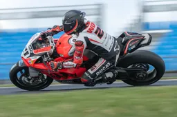 Troy Bayliss podio con la Ducati V4 R a Phillip Island