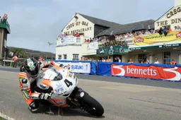 Tourist Trophy Superbike Gara 1: sfortuna Cummins, vince Hutchinson