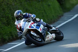 TT Superstock Ian Hutchinson spara la doppietta E sono 13 trionfi