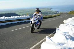 Tourist Trophy: solo la nebbia ferma John McGuinness, vola a 130 mph