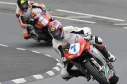 Tourist Trophy: duello a 129 mph tra McGuinness e Anstey nelle prove del giovedì