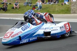 Tourist Trophy Sidecar Gara 1: primo successo di Klaus Klaffenbock