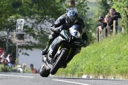 TT Supersport gara 1 Ian Hutchinson fa 12 e pareggia il conto
