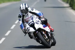 Tourist Trophy: Michael Dunlop trionfa al TT Superbike, Anstey record a 132 mph