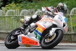Tourist Trophy: Ian Hutchinson trionfa anche in Gara 1 nella Supersport