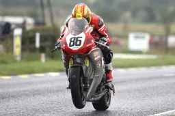 Ulster Grand Prix: Michael Dunlop sigla il primo "130" e conquista la pole per l'UGP Superbike