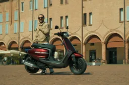 TENNIS, lo scooter "new retrò" di Velocifero arriva in Italia