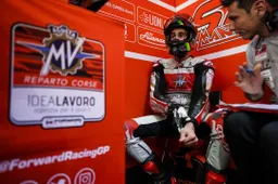 Moto2: Stefano Manzi infortunato, al suo posto Gabriele Ruiu