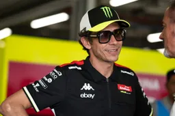 MotoGP, Valentino Rossi: paradosso contrattuale con il marchio Ducati