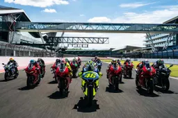 Track Day of Legends a Silverstone: Rossi, Bagnaia, Rea e altri campioni in pista