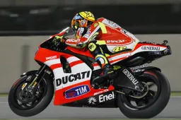 MotoGP: Rossi si prende la Ducati sulla spalla (quella buona)