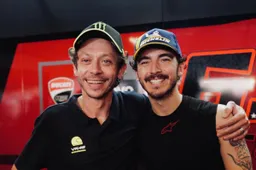 MotoGP, Valentino Rossi nel box Ducati: la chiacchierata con Bagnaia