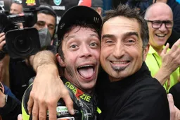 MotoGP, Valentino Rossi magia e sorriso: i racconti di Flamigni e Gavira
