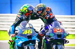 Valentino Rossi-Yamaha amore eterno: l'abbraccio di Jarvis e Quartararo