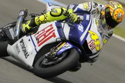 MotoGP: Rossi "Male alla spalla, ma ci sono altri problemi"