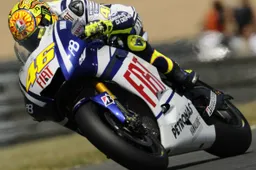 MotoGP: Valentino Rossi in sala operatoria a Firenze