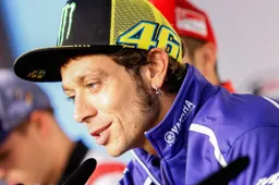 Rossi: "Felice del rinnovo con Yamaha. Lorenzo? Spero resti"
