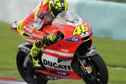 MotoGP: Lorenzo passa in testa a Sepang, Rossi è 12°