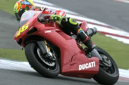 MotoGP: Valentino Rossi scopre Silverstone con una 1198