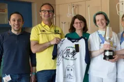 MotoGP Rossi dona la coppa di Jerez al piccolo Lorenzo