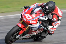 ASC: Wayne Maxwell operato alla clavicola destra fratturata