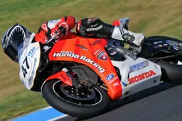 ASBK Phillip Island Gara 1: corsa spettacolare, vince Maxwell per 87 millesimi