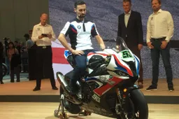 Superbike: BMW presenta Eugene Laverty all'EICMA