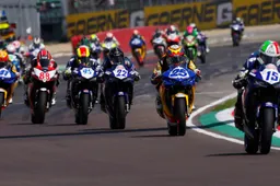 Supersport 300 Donington Alfonso Coppola a caccia di Scott Deroue