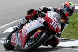 Superstock 1000 Donington Gara: vince Xavier Simeon