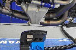 Superbike Donington: la pioggia rovina l'antipasto, Rea parte bene