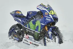 MotoGP: la Yamaha M1 sul Monte Bianco a 3466 metri!