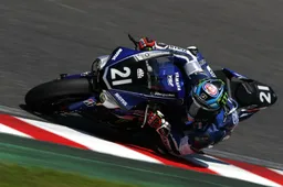 8h Suzuka Yamaha Factory con Nakasuga, Lowes e van der Mark