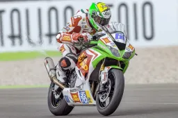 Supersport Imola FP2 Zaccone e Caricasulo insidiano Re Sofuoglu