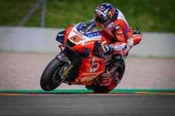 MotoGP Sachsenring: Johann Zarco pole con caduta, Aprilia in prima fila