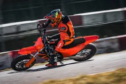 Verso nuovi limiti: KTM 450 SMR 2026, da dicembre in tutti i Concessionari