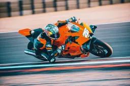 Ridefinire il concetto di moto sportiva: KTM presenta la nuova 990 RC R