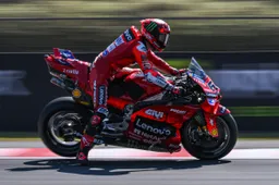 MotoGP Motegi Sprint: Bagnaia senza rivali, brivido Aprilia al via