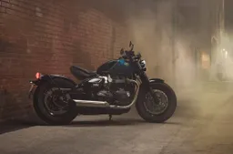 Triumph Bonneville Bobber diventa più muscolosa ma è anche per patentati A2