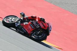 Superbike Aragon: Bulega fa sul serio, magia Ducati per la pole