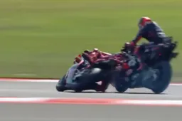 MotoGP Indonesia: Bezzecchi sperona Marc Marquez, che botto!