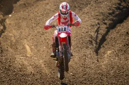 Jo Shimoda con una Honda di scorta le suona ai big del Mondiale Motocross