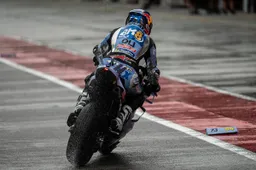 MotoGP, Alex Marquez come Acosta: doppia caduta e Q2, ma il collo fa male...