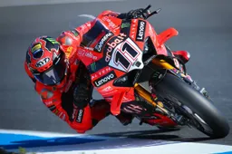 Superbike Estoril: Bulega non molla mai, Mondiale Ducati appeso al filo